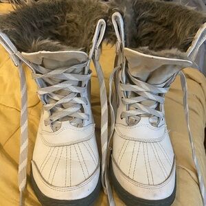 Women’s Cute White snow boots with grey faux fur!  Warm with no-slip soles